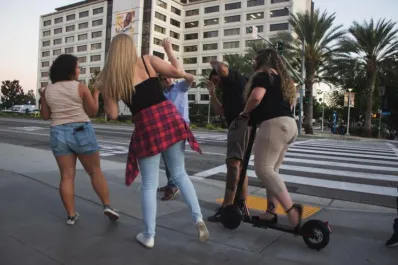 Las razones psicológicas detrás de por qué nos irritamos con las personas que caminan despacio