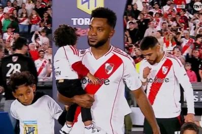 Tras la denuncia, Borja salió a la cancha de River con sus hijos