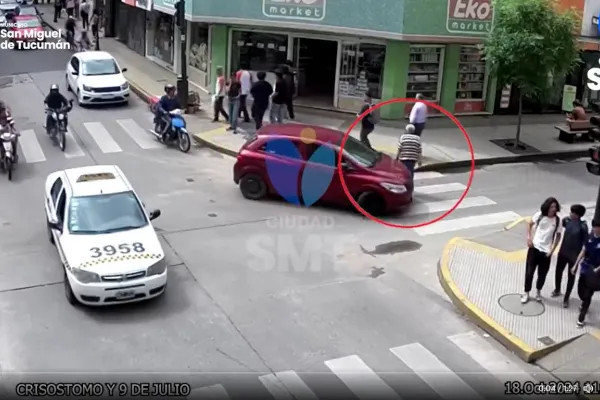 Video: un auto impactó a un adulto mayor que cruzaba por la senda peatonal