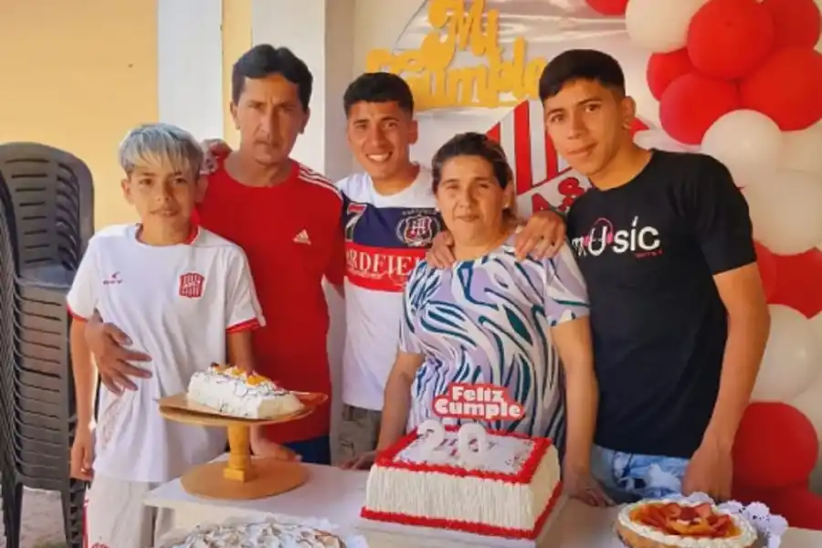 EN FAMILIA. Vera, en el centro, posa con sus papás y sus hermanos