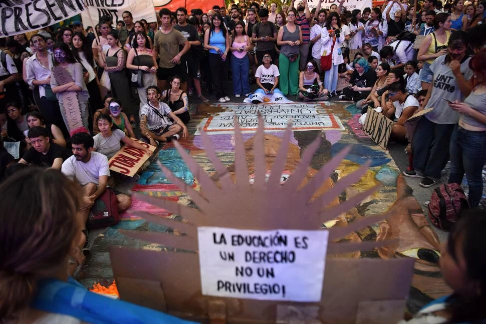 EN DEFENSA DE LA EDUCACIÓN PÚBLICA. Cientos de universitarios se movilizaron con carteles y pósters en contra de las medidas del Gobierno. 