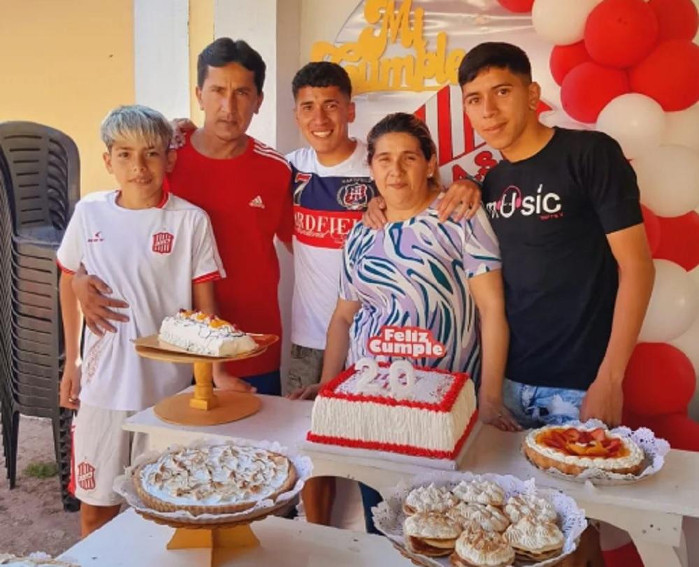 EN FAMILIA. Vera, en el centro, posa con sus papás y sus hermanos