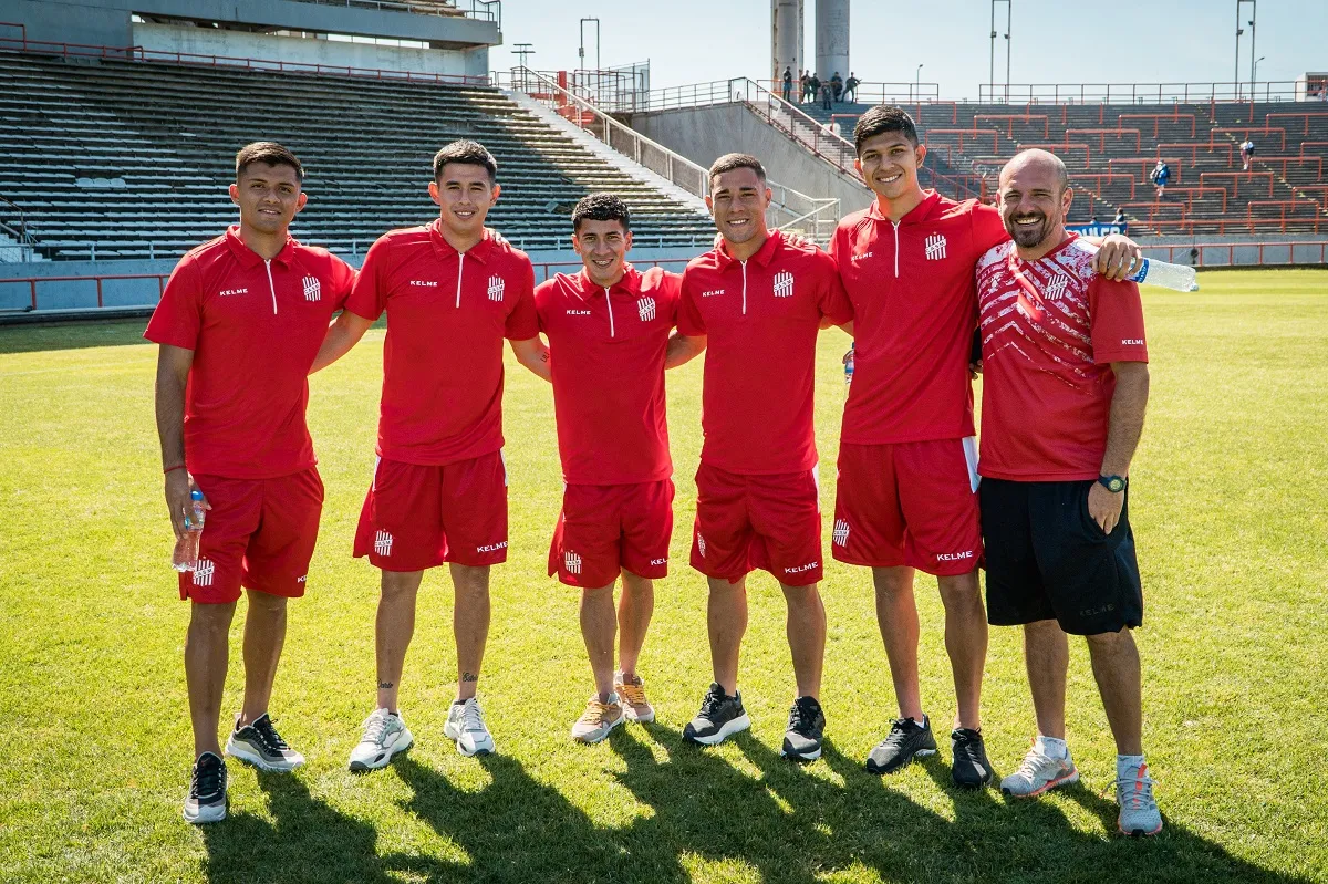 TODO LISTO. San Martín ya se encuentra en el campo de juego del José María Minella.