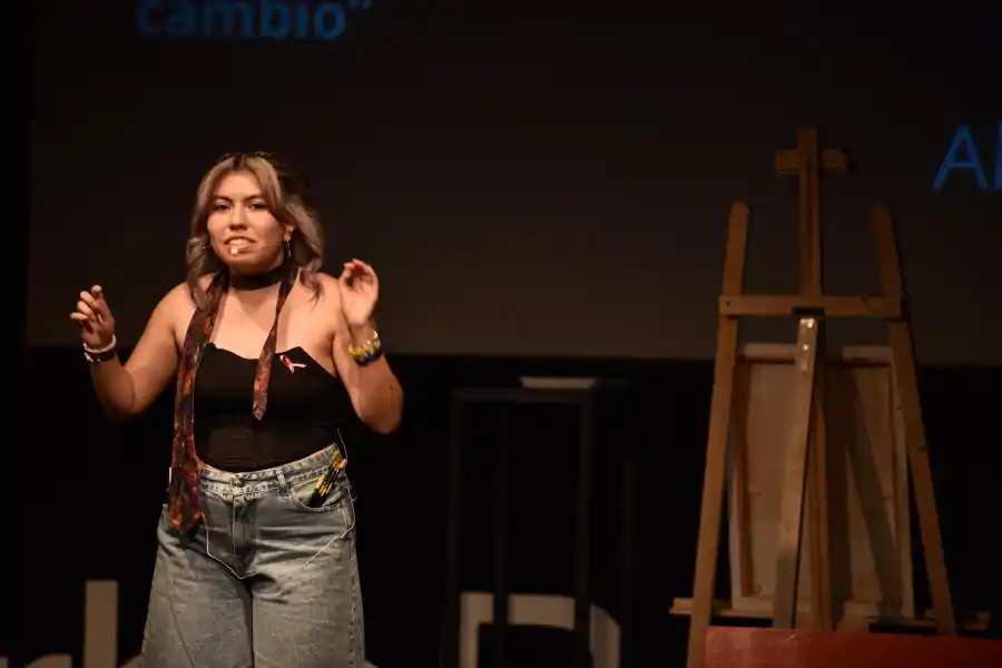 LA VOZ DE LA JUVENTUD. Abril tiene 17 años y es la oradora más joven de la historia de TEDx Yerba Buena. / LA GACETA, INÉS QUINTEROS ORIO.