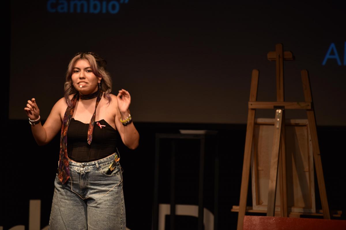 LA VOZ DE LA JUVENTUD. Abril tiene 17 años y es la oradora más joven de la historia de TEDx Yerba Buena. / LA GACETA, INÉS QUINTEROS ORIO.