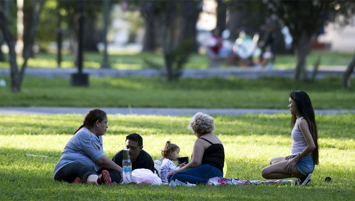 AL AIRE LIBRE. Ideal disfrutar de los espacios verdes del parque 9 de Julio. 