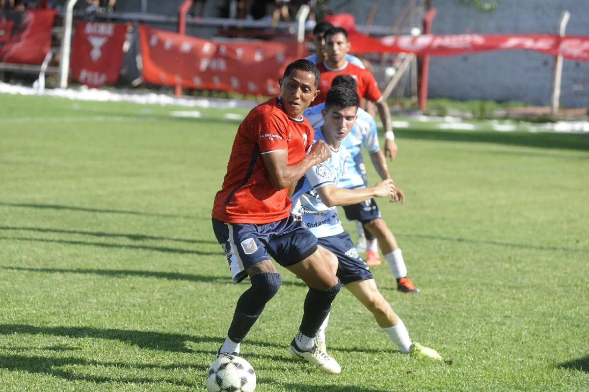 LUCHA INTENSA. Ruiz, de Tucumán Central, protege la posesión frente a la marca de Barboza, de Atlético Concepción. 