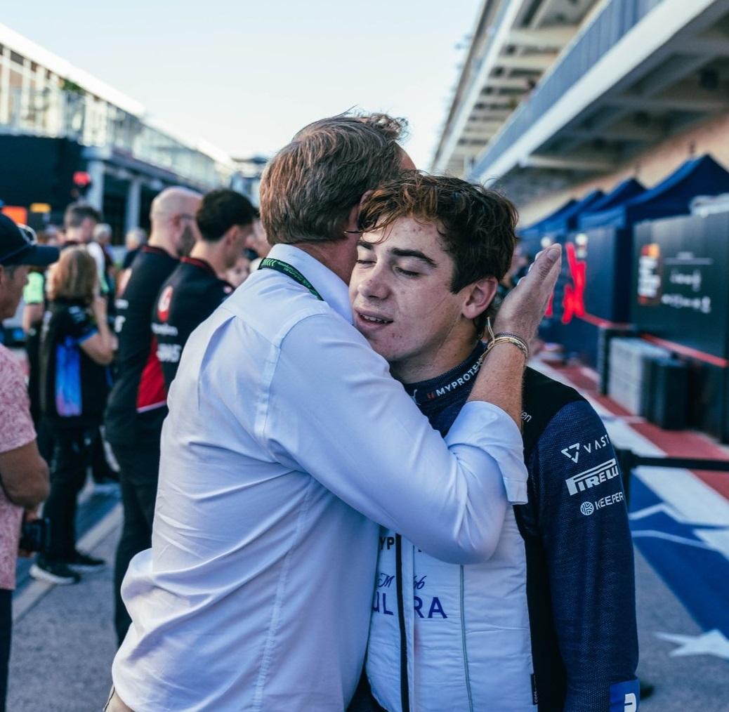 SALUDO. Franco Colapinto recibe el abrazo de su papá Aníbal.