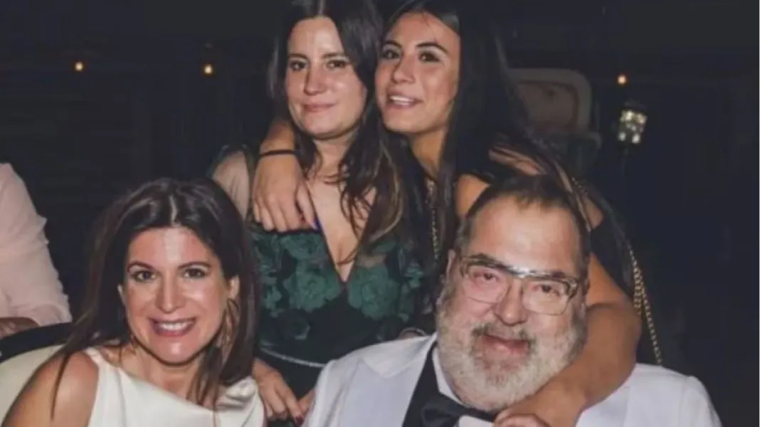 Bárbara y Lola, hijas de Jorge Lanata, junto a su padre y su actual esposa, Elba Marcovecchio el día de su casamiento.