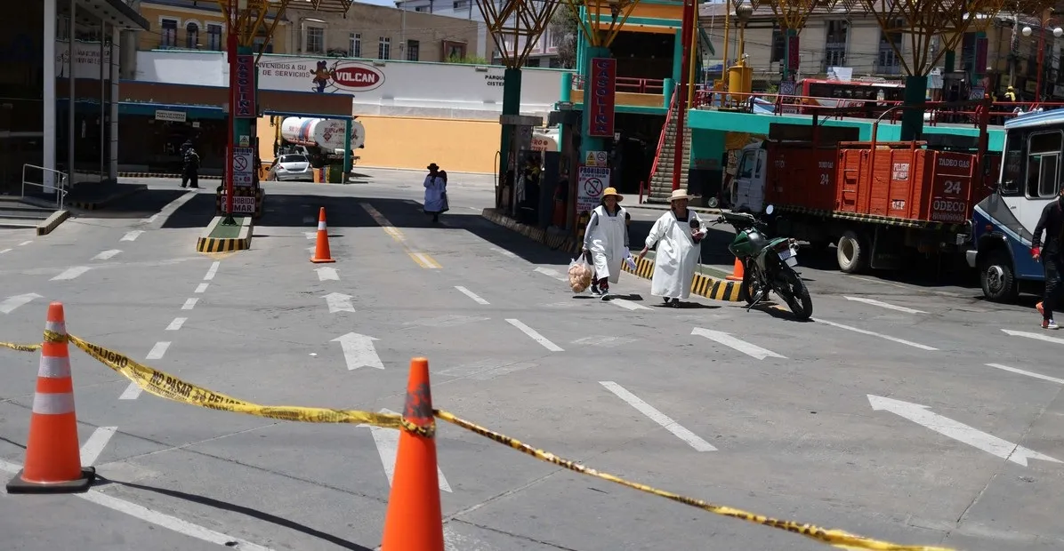 Una estación de servicio cerrada ante la escasez de combustible, este lunes, en La Paz (Bolivia). Foto EFE