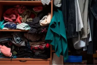 Qué significa tener el ropero siempre desordenado, según la psicología