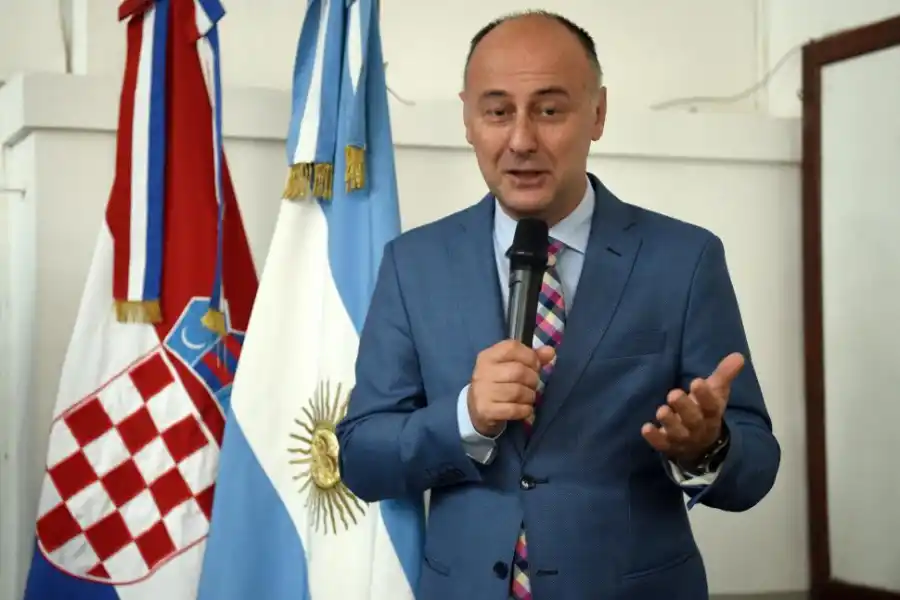 SOCIEDAD. Hauser habla delante de las banderas de Croacia y Argentina.