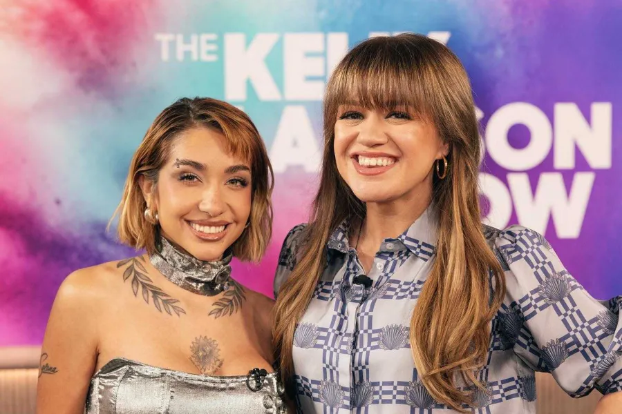 Becerra brilló en su entrevista con Kelly Clarkson.