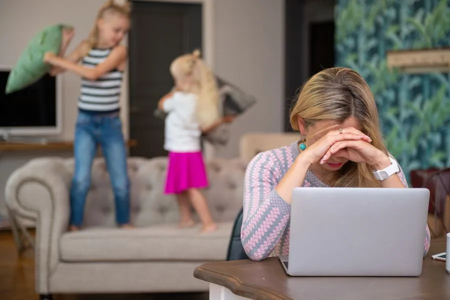 CUIDADO DE NIÑOS. Cientos de miles de mujeres estadounidenses reducen sus horas laborales o dejan de trabajar para cuidar a sus hijos./CANVA