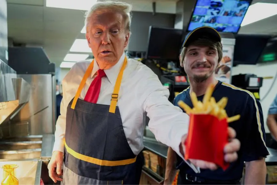 EN CAMPAÑA. Trump se puso el uniforme de trabajador de McDonald's e hizo papas fritas. / X @DonaldTNews