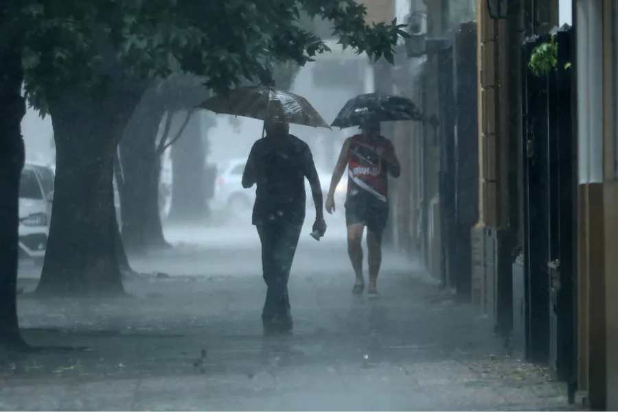 Rige una alerta por tormentas y fuertes vientos en algunas zonas del país