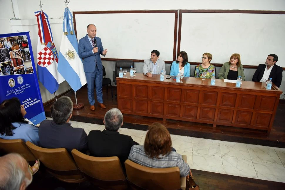 CROATA. Goran Hauser comienza su discurso en la sala Juan Dalma de la Facultad de Medicina ante las distintas autoridades de la provincia y la UNT. 