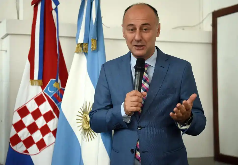 SOCIEDAD. Hauser habla delante de las banderas de Croacia y Argentina.