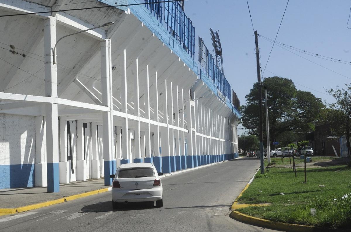 ¿CAMBIARÁ LA POSTAL? El “Decano” solicitó a la Municipalidad de San Miguel de Tucumán el desplazamiento de unos metros de la calzada, para poder construir una nueva tribuna en el José Fierro. Foto: Antonio Ferroni - LA GACETA