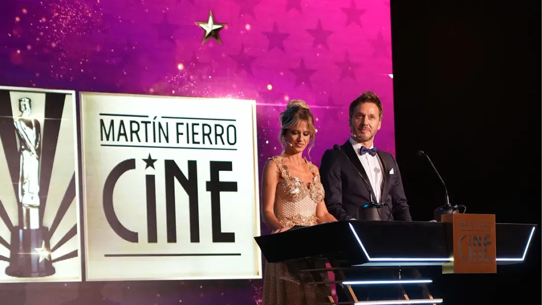 Mariana Fabbiani y Benjamín Vicuña fueron los conductores del Martín Fierro de Cine.