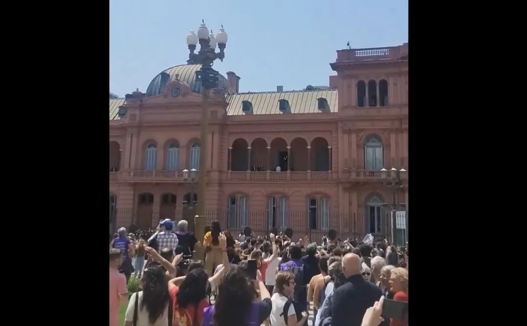 Estudiantes y docentes, frente al balcón de la Casa Rosada. CAPTURA DE VIDEO