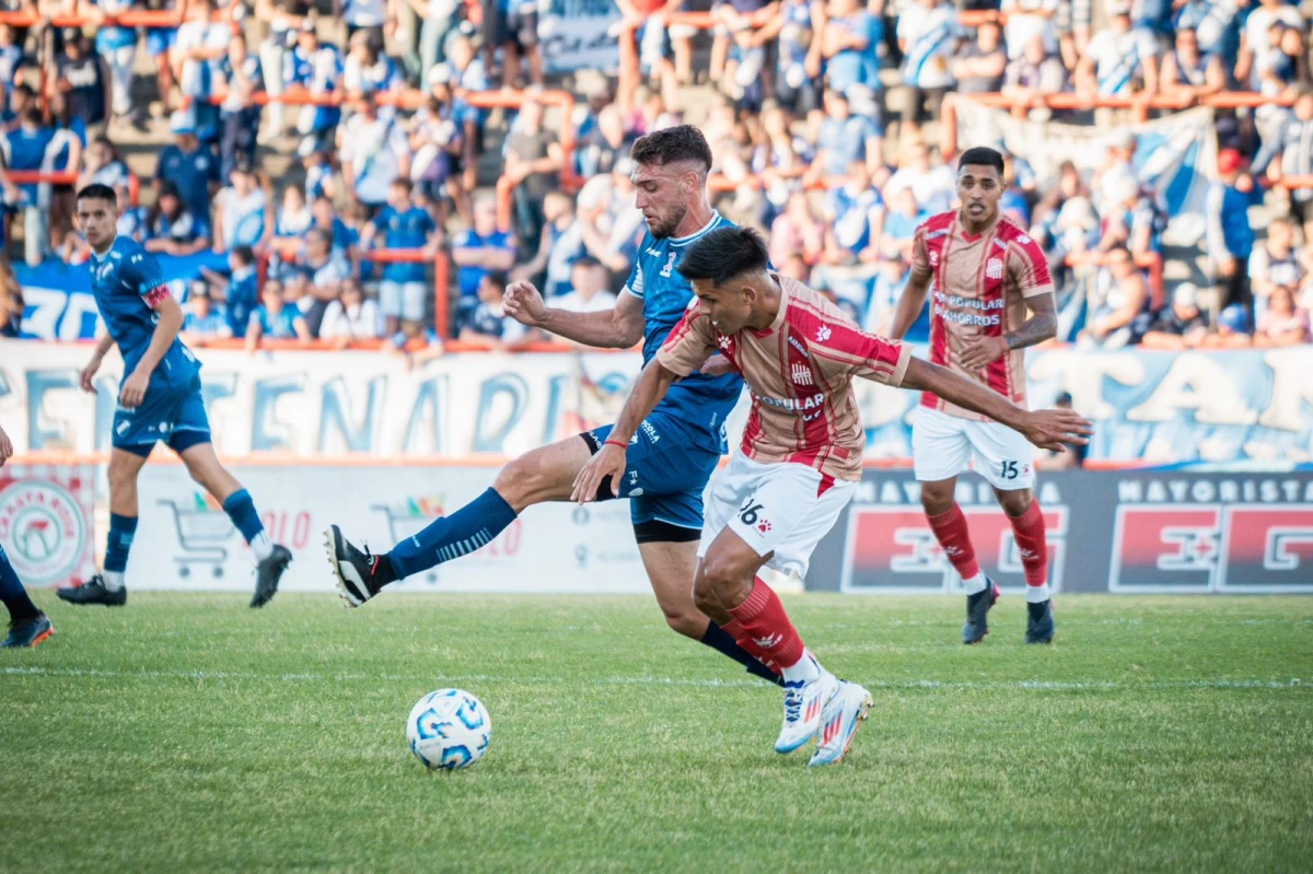 MUY ACTIVO. Agustín Prokop ingresó en los últimos 10 minutos del triunfo contra Alvarado y tuvo destellos de buen fútbol.