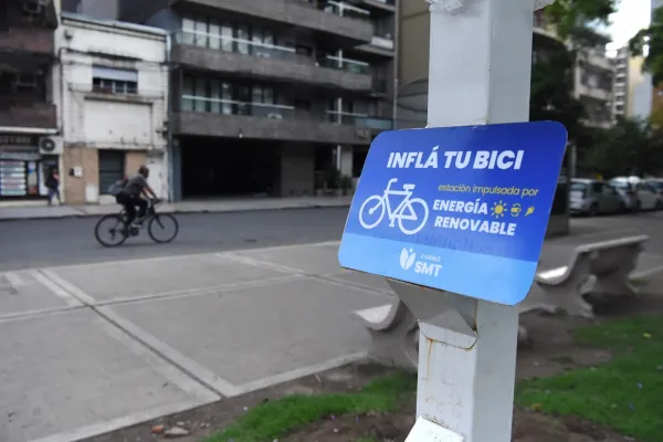 Instalan infladores para las ruedas de las bicicletas en plazas San Martín y Belgrano