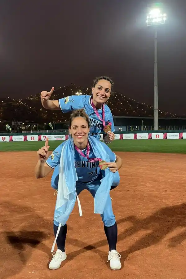 ORGULLO LOCAL. González Fanjul, tras ser campeona sudamericana con Argentina, junto a Sofía Bollea, también tucumana.