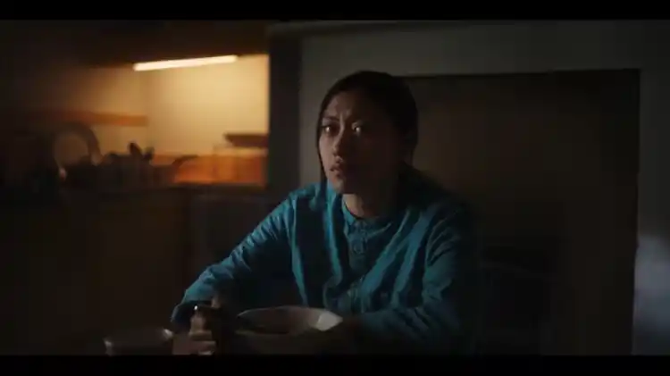 INSOMNE. Eva invade casas de vecinos para verlos soñar en “Lullaby”.