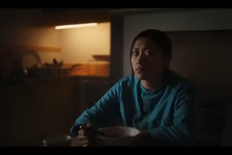 INSOMNE. Eva invade casas de vecinos para verlos soñar en “Lullaby”.