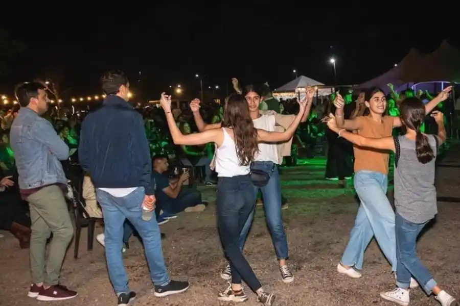 AMBIENTE. Los asistentes se animan a bailar con la música de los artistas. / INSTAGRAM @tocandoalfrente
