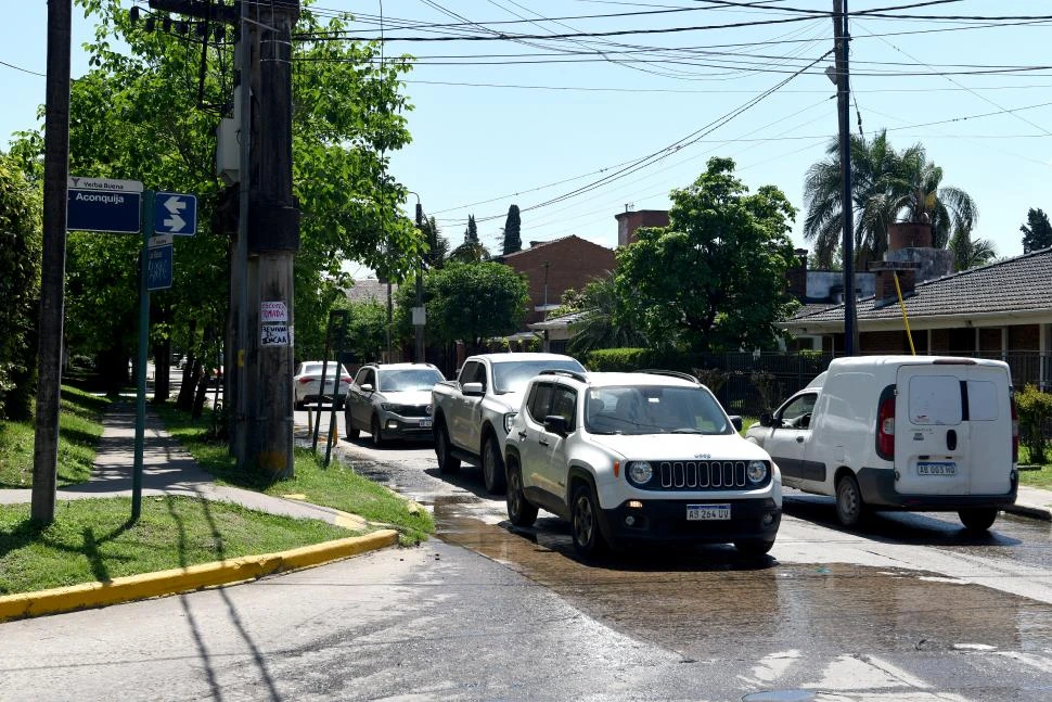 EMBOTELLAMIENTOS. El tránsito en la esquina Las Rosas y Aconquija se vive como un caos para los vecinos, transeúntes y conductores de la zona. la gaceta / Fotos de José Nuno