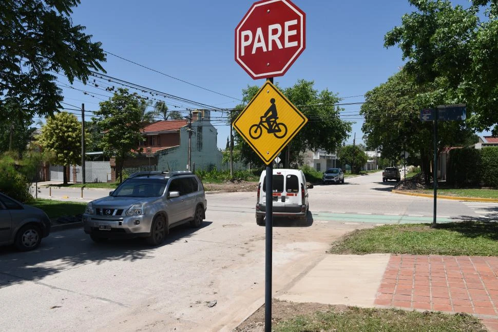 ATENCIÓN. Los conductores deberán estar atentos a las señalizaciones. municipalidad de yerba buena