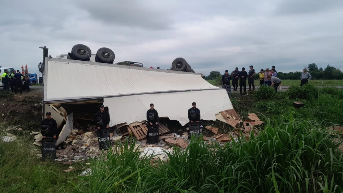 Video: volcó un acoplado en la ruta 9 y los vecinos se llevaron los fiambres que transportaba