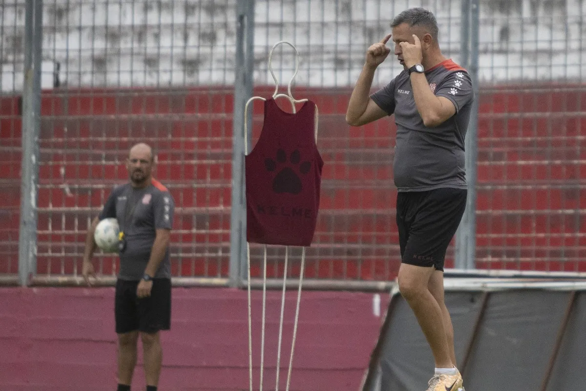 En la práctica de este jueves, Diego Flores perdió dos jugadores por lesión