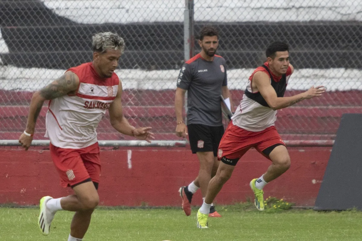 SIN TIEMPO PARA RELAJARSE. Lucas Diarte realiza trabajos de velocidad junto a Nicolás Moreno ante la mirada del ayudante de campo Lautaro Formica.