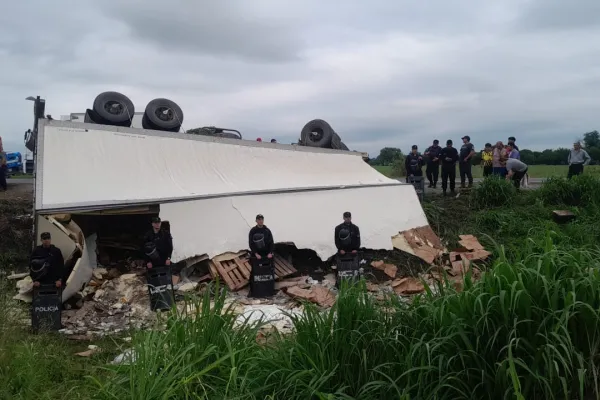 Video: volcó un acoplado en la ruta 9 y los vecinos se llevaron los fiambres que transportaba