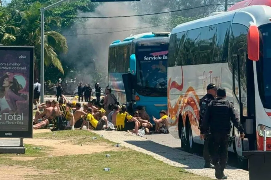 Copa Libertadores: en la previa de las semifinales, hinchas brasileños saquearon y prendieron fuego un colectivo de Peñarol