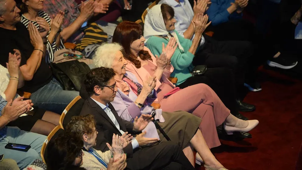 REENCUENTRO. Cristina Kirchner y Axel Kicillof, juntos en la primera fila del Teatro Argentino de La Plata.