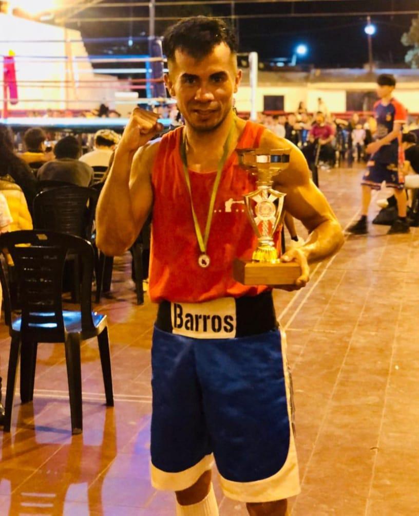 POR EL ARGENTINO. Miguel Barros es el campeón del NOA en la categoría hasta 52 kilos. (FOTOS DEL FACEBOOK ASOCIACIÓN CIVIL CLUBES DE BOXEO)