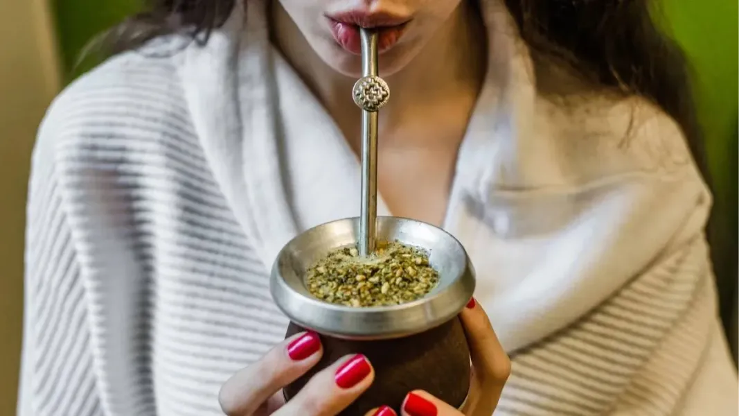 Ante cualquier efecto secundario producido por el mate, se debe consultar con un especialista.