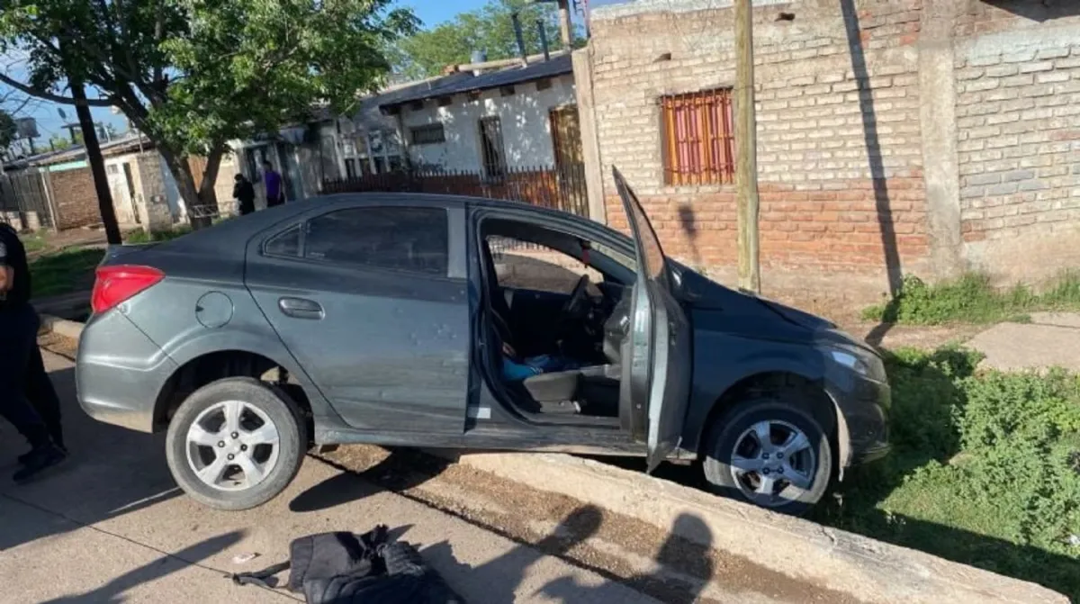 Tiene 15 años, robó un auto y lo detuvieron  porque se cayó a una zanja mientras escapaba