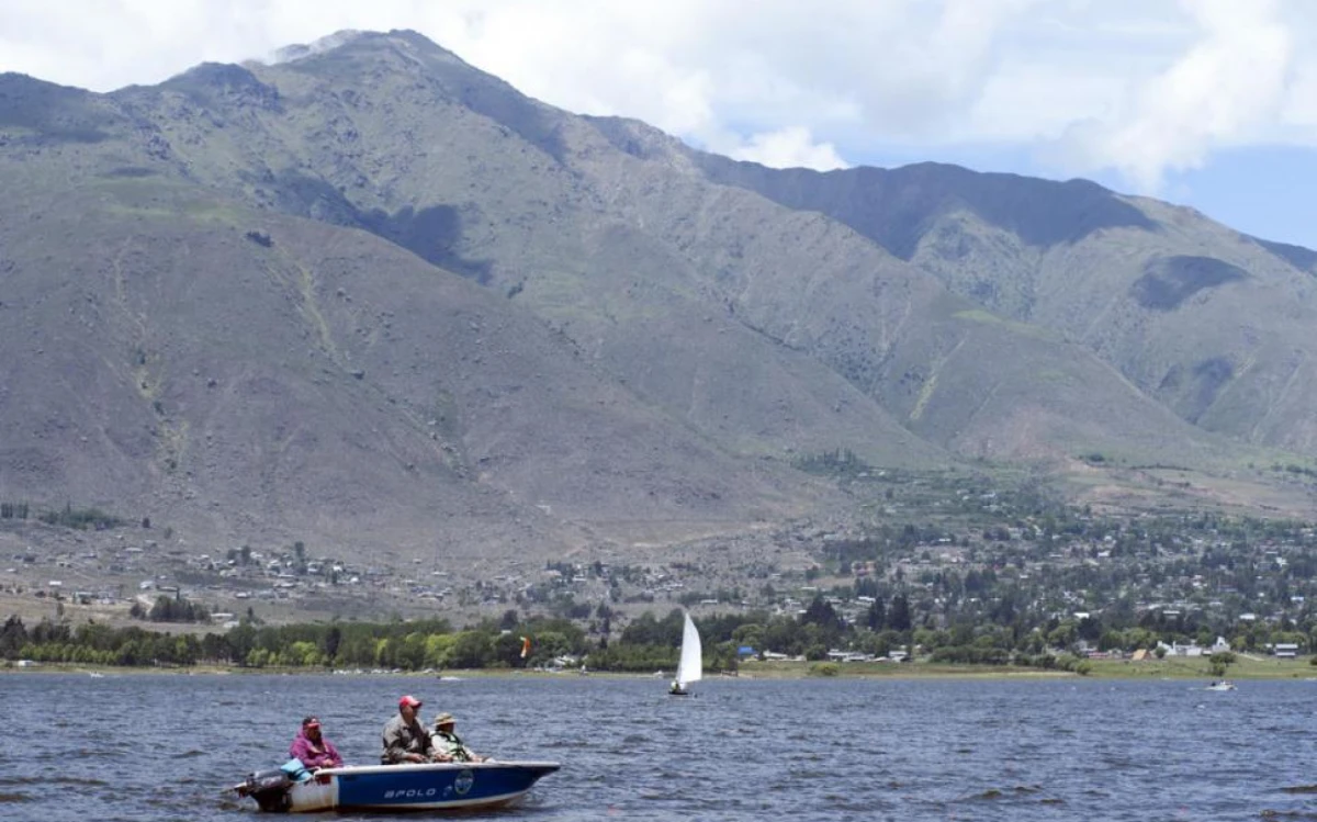 DIQUE LA ANGOSTURA. En Tafí pueden hacerse paseos en el lago. FOTOS DE DIEGO ARÁOZ