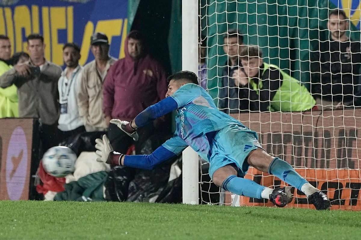 CUATRO DE CINCO ATAJADOS. Leandro Brey se convirtió en la figura de Boca Juniors en los penales contra Gimnasia de La Plata.