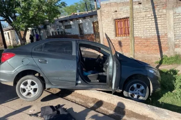 Tiene 15 años, robó un auto y lo detuvieron  porque se cayó a una zanja mientras escapaba