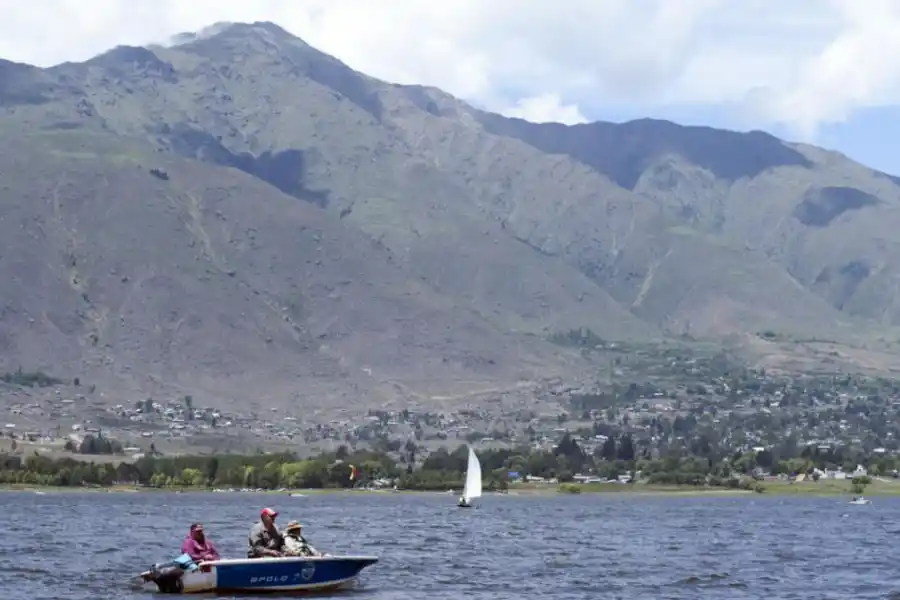 DIQUE LA ANGOSTURA. En Tafí pueden hacerse paseos en el lago. FOTOS DE DIEGO ARÁOZ