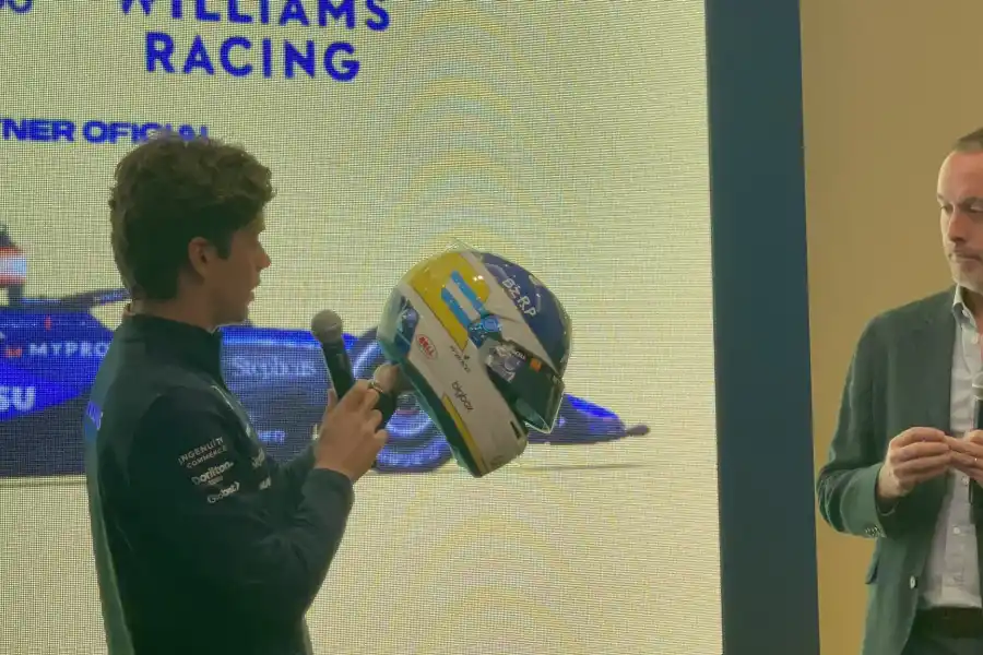 EMOTIVO. Franco Colapinto muestra ante los presentes el casco que utilizará en sus próximas dos carreras.