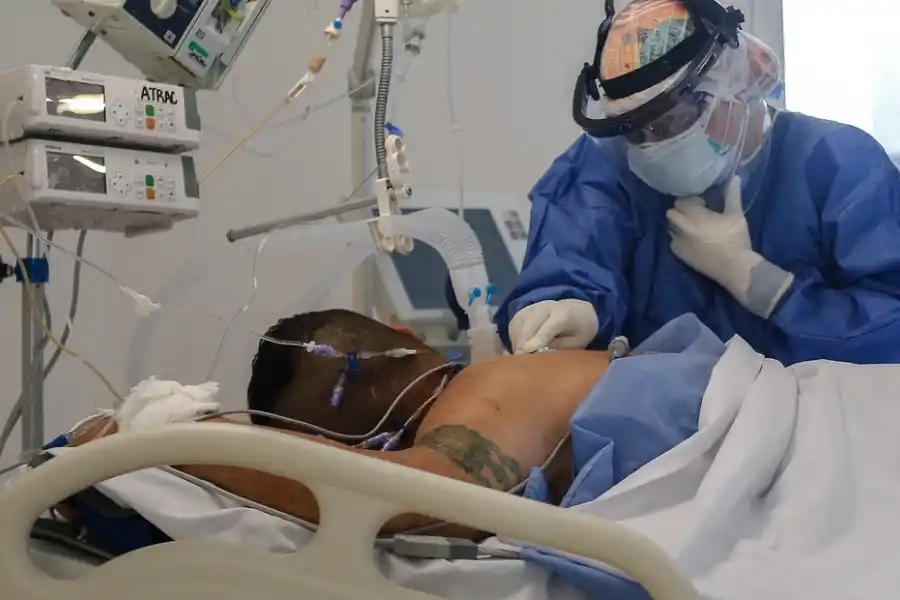 Las personas con más riesgos de padecer efectos secundarios son las que estuvieron internadas.