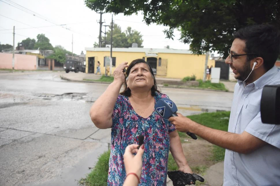 AGRADECIDA. Con su mirada hacia el cielo, Zulema le agradeció a Dios, después de conocer que su tarjeta se había quedado con el gran premio. 