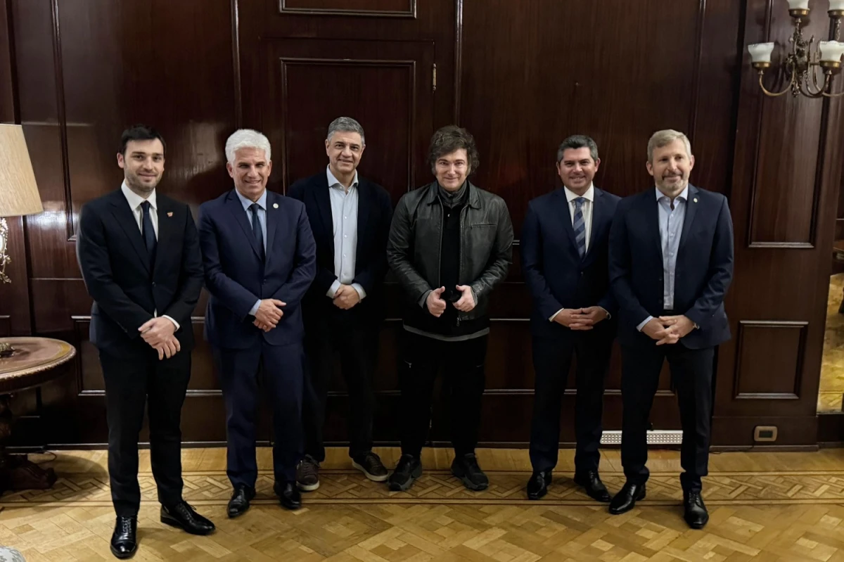 REUNIÓN. Ignacio “Nacho” Torres, Claudio Poggi, Jorge Macri, Javier Milei, Marcelo Orrego y Rogelio Frigerio posaron para la foto.